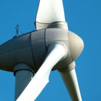 Die MVK gleicht die schwankende Stromerzeugung von Windgeneratoren und Photovoltaikanlagen aus.